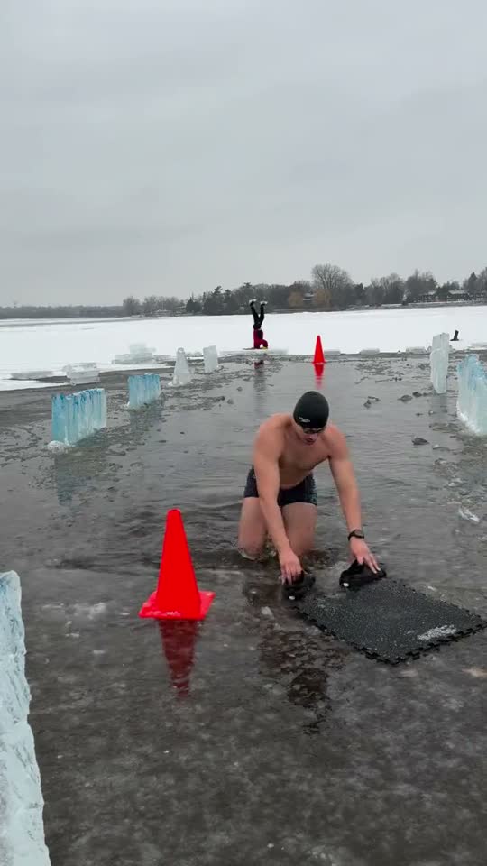 Primeiro nado no gelo da temporada, piscina de 15m 🥶🏊‍♂️🧊