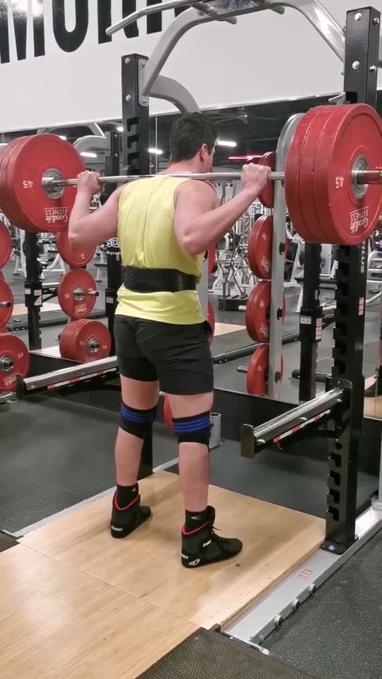 My goal for this year is to squat with 3 45lbs plates each side for 10 reps. It is already May and I'm still at 2 reps 😭😅🙏🦵