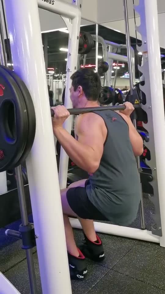 happy new year! last leg day of the year, trying out pistol squats on the Smith machine, they are so hard 🤯🦵💪