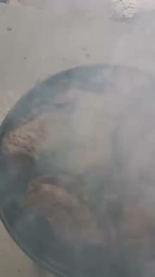 Bifes selando no carvão