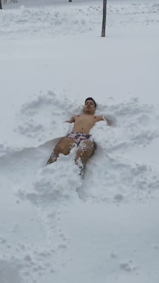 Um anjo na neve pra refrescar 😇 e um nado depois de mais de 1 hora tirando neve