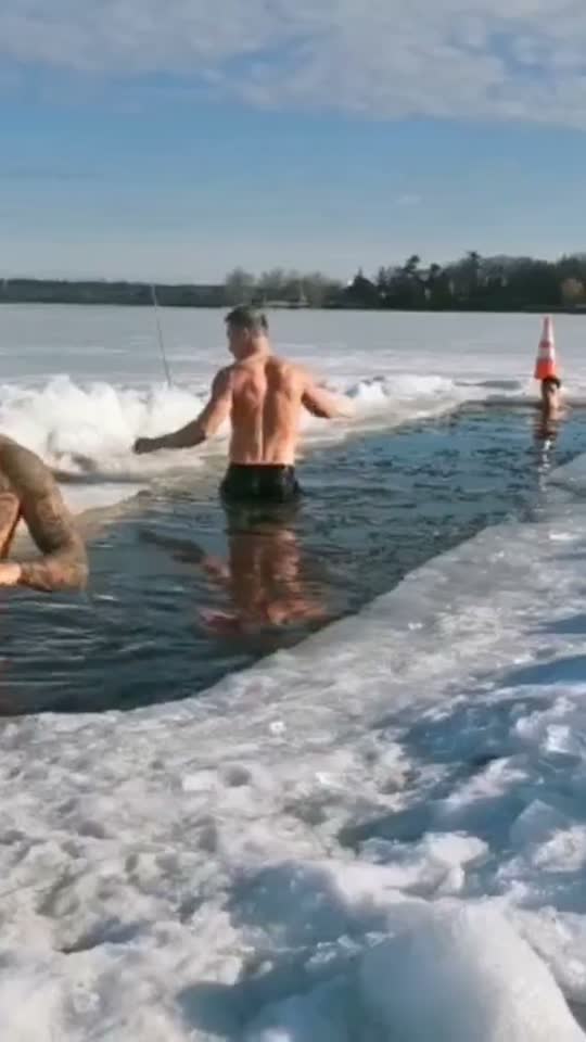 Another sunny day at the frozen beach! ❄️🌅☀️🏊♂️