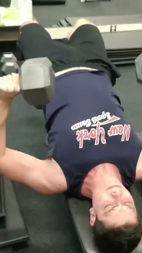 Última série do melhor exercício pra peito