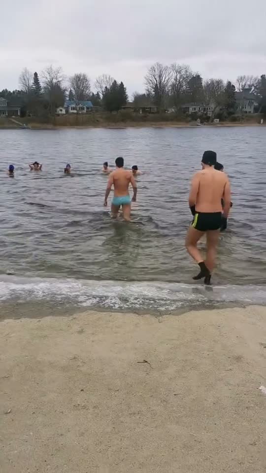 -8°, sensação de -15°, vento de 29 km/h, água correndo rápido... o mergulho gelado mais difícil da temporada 🥶🏊♂️🧊