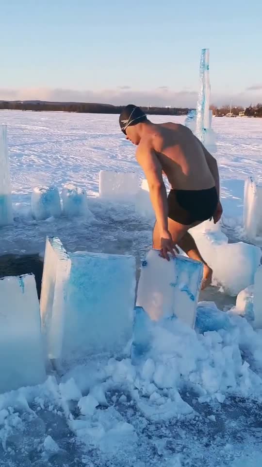 crawl + borboleta = 50m 🏊‍♂️🥶 -12°c, sensação de -19°, vento de 30km/h. Hoje foi difícil, quase desisti de ir 😅