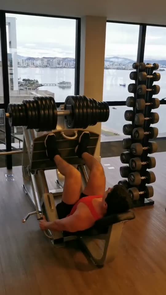 Usando todos os pesos do hotel no leg press 🦵🔥 isso q sou frango, um bodybuilder de verdade só ia fazer aquecimento 😅