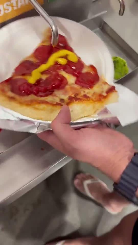 Ketchup, mostarda e picles na pizza de pepperoni da Costco