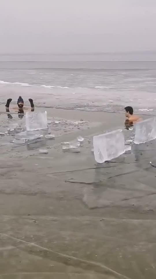 lots of people today and I had the pleasure to help cut the ice 🔪🧊❄️🥶🏊♂️