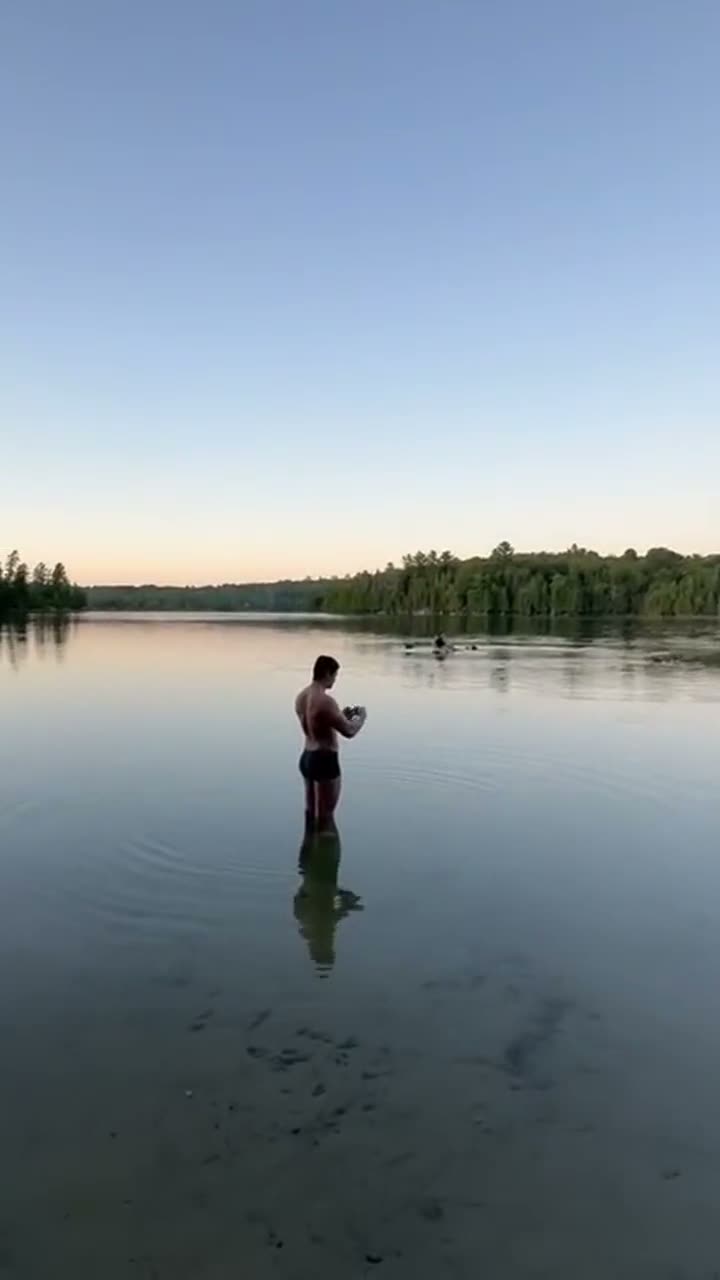 Pôr do sol no lago